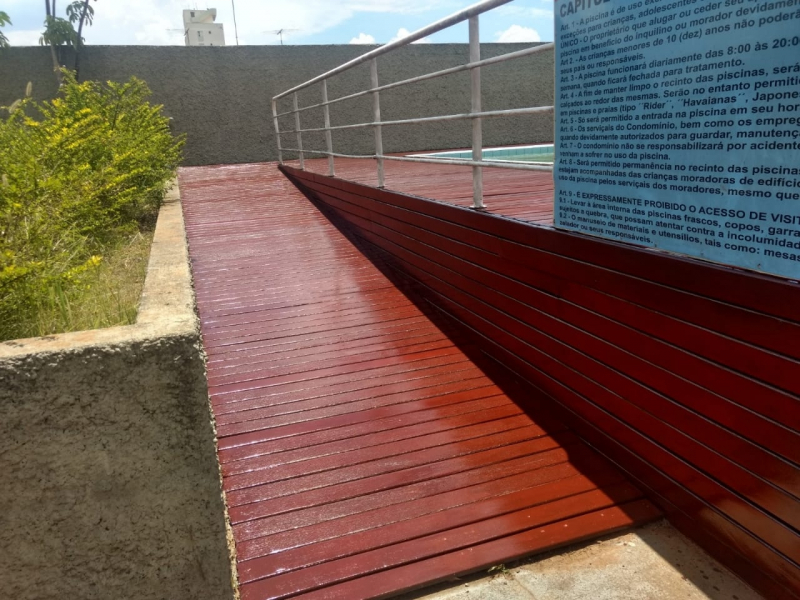 Restauração de Deck de Madeira Antiderrapante Parque São George - Restauração de Deck de Madeira ao Redor da Piscina