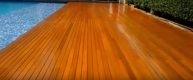 Restauração de Deck de Madeira ao Redor da Piscina Capelinha - Restauração de Deck Ecológico